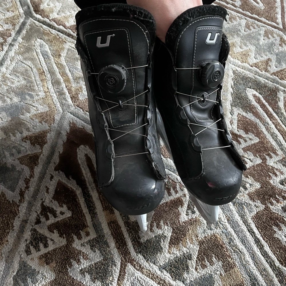 Boys size 3 Skates  lace free BOA system